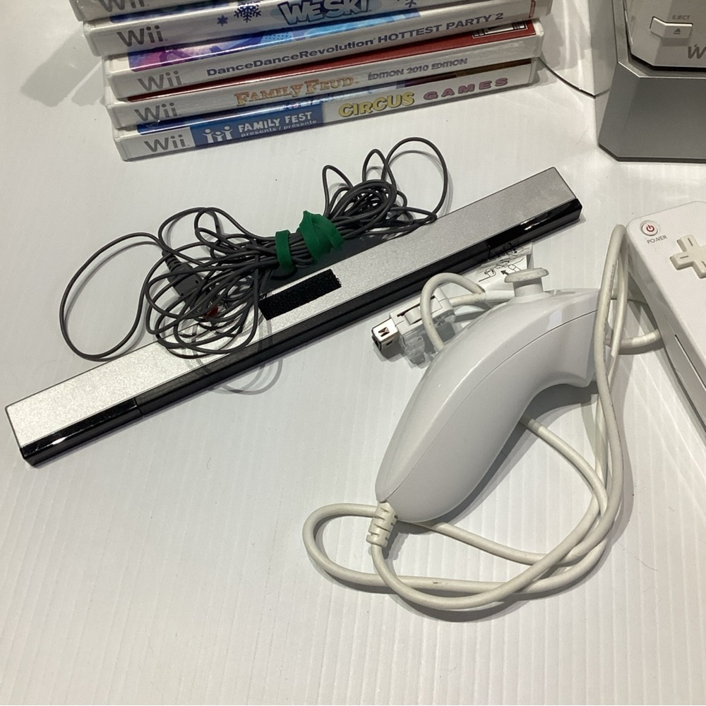 White Nintendo Wii Console System Bundle w/ 8 Games Nunchuck TESTED!! - Picture 2 of 9